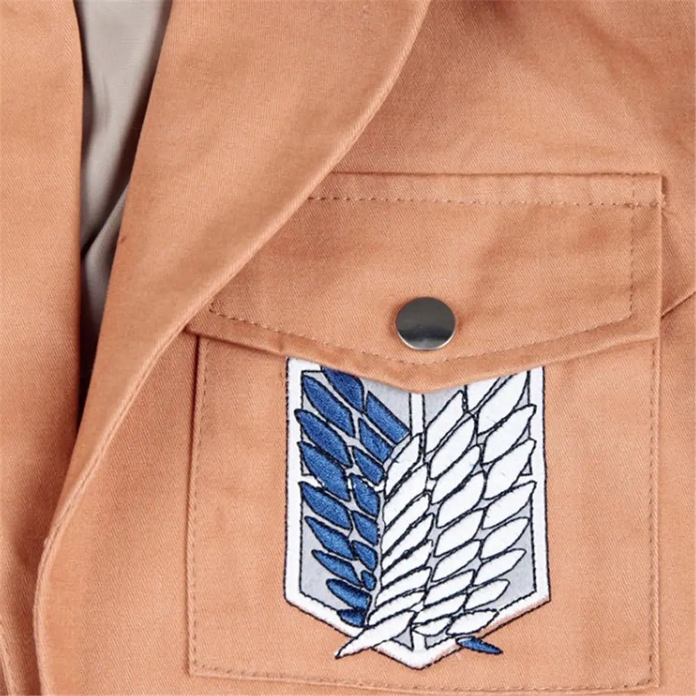 Detalle parche bordado alas libertad bolsillo chaqueta cosplay Shingeki No Kyojin