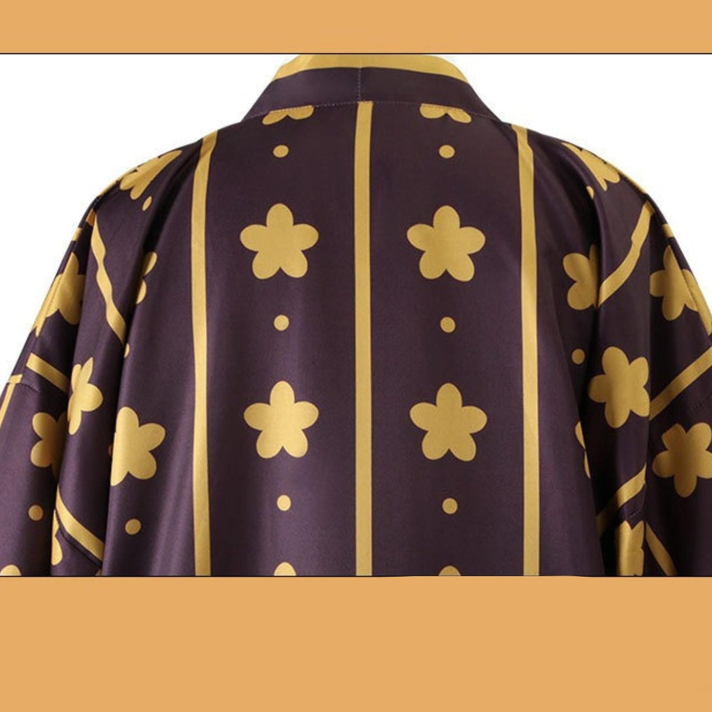Vista trasera kimono Trafalgar Law Wano estampado floral dorado