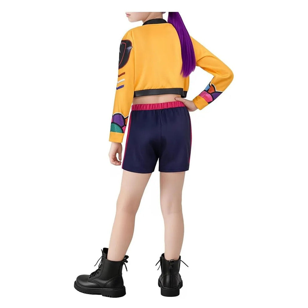 Disfraz Rumi KPop Demon Hunters visto desde atrás con short morado y botas