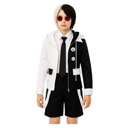 Modelo con peluca disfraz Monokuma Danganronpa gafas rojas y shorts rayados