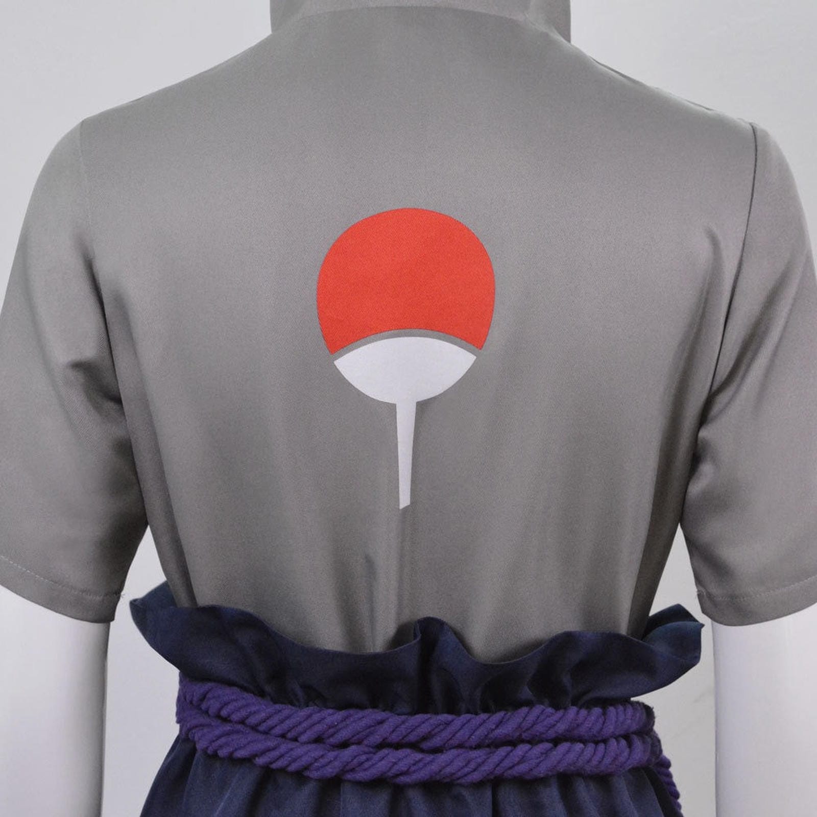 Disfraz Sasuke Uchiha Naruto Shippuden vista trasera con logo Clan Uchiha