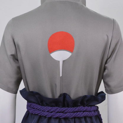 Disfraz Sasuke Uchiha Naruto Shippuden vista trasera con logo Clan Uchiha