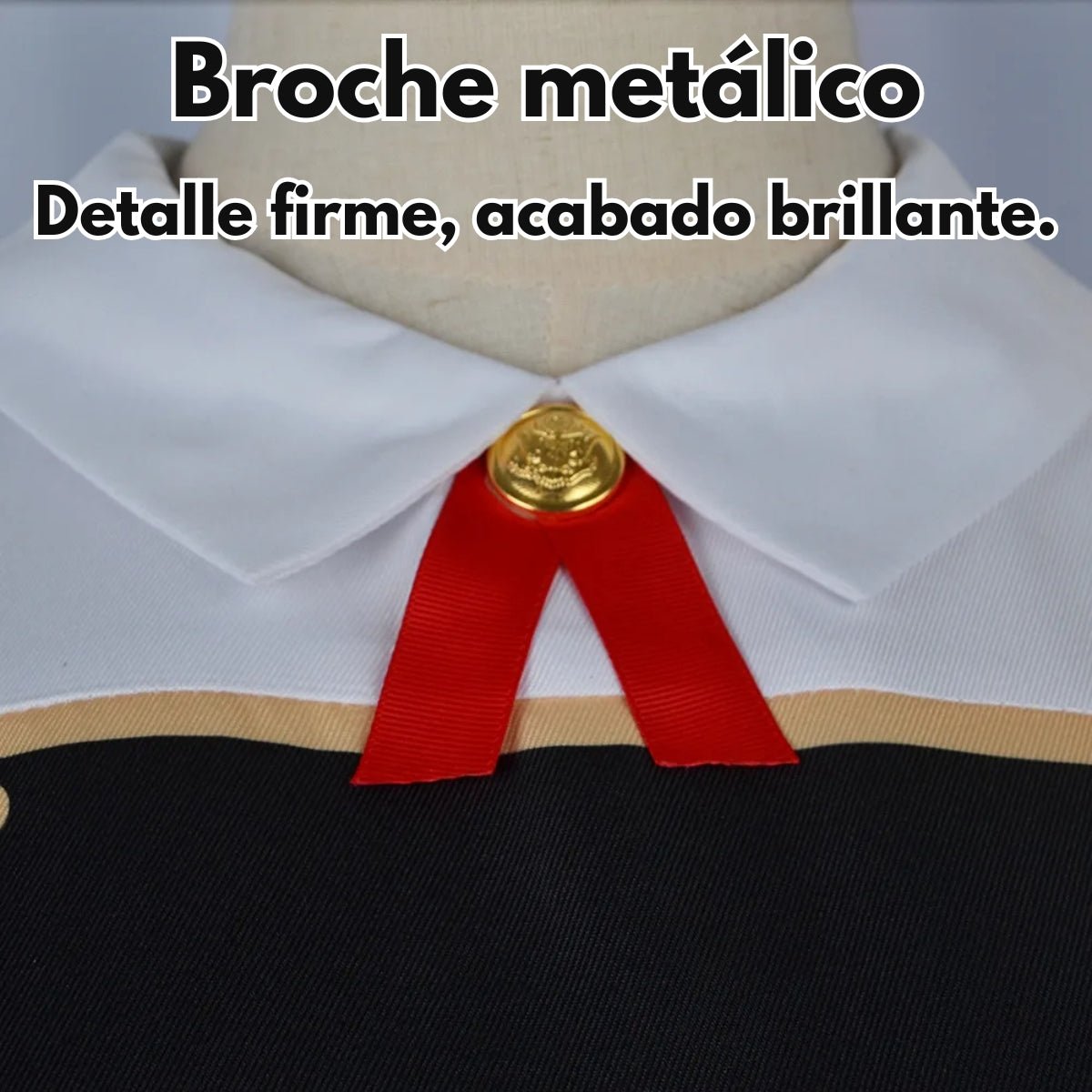 Detalle broche metálico dorado brillante en cuello blanco disfraz Anya Forger adulto