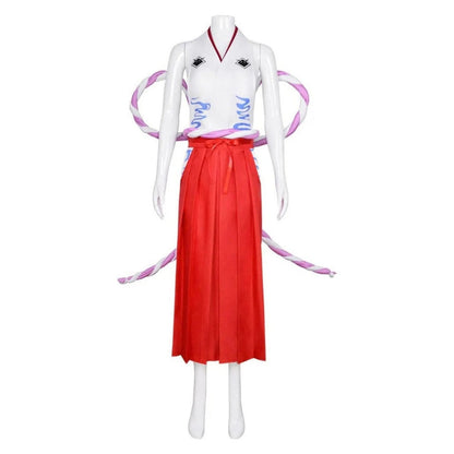 Vista trasera cosplay Yamato One Piece símbolos negros en camisa blanca hakama