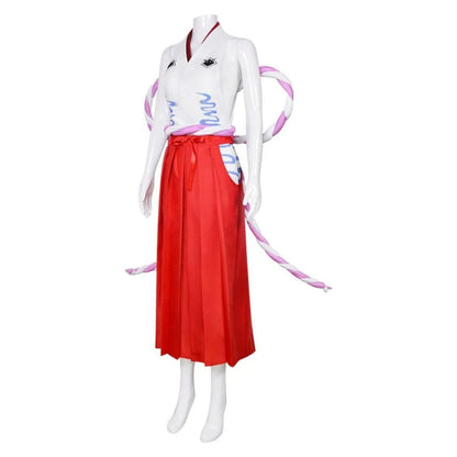 Vista lateral disfraz Yamato One Piece volumen hakama rojo y cordón trenzado