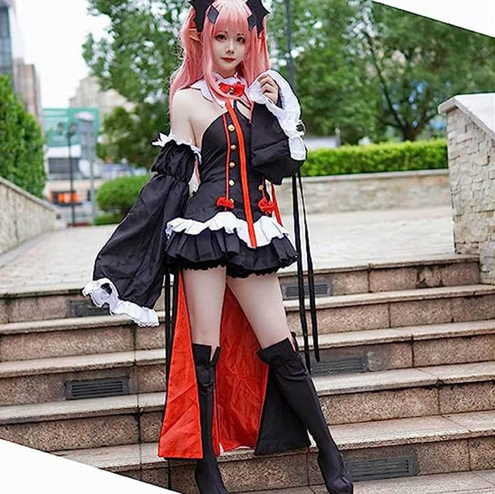 Cosplay Krul Tepes anime Owari No Seraph con peluca rosa en escaleras