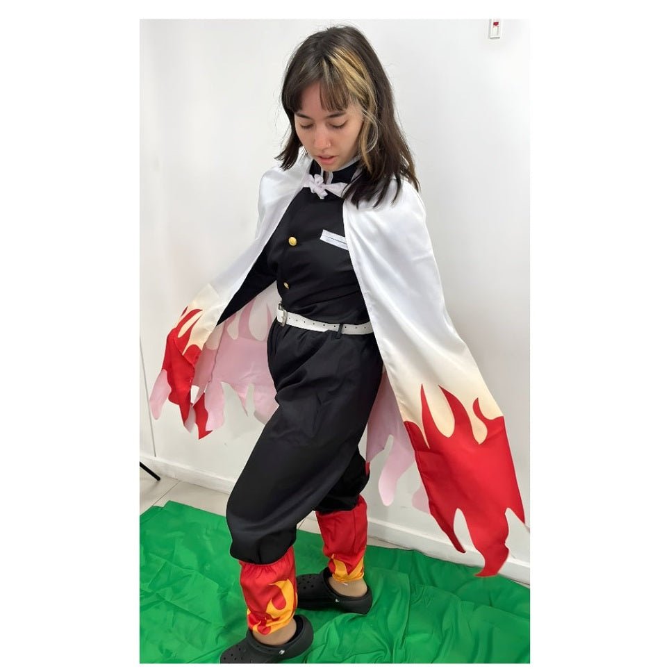 Persona usando cosplay de Kyojuro Rengoku con chaqueta negra y capa